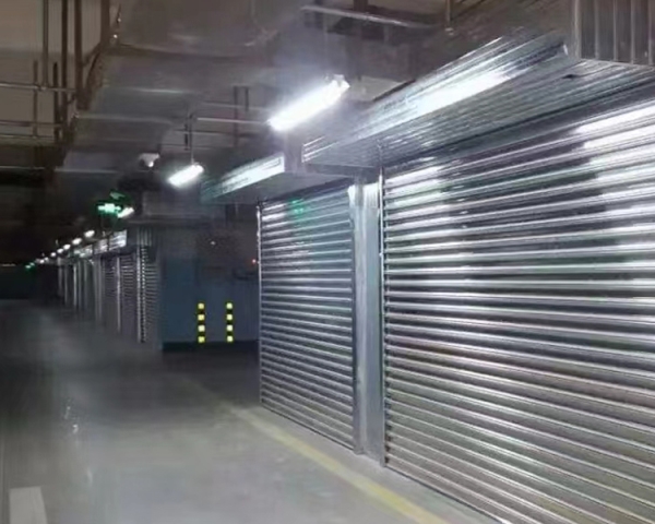 新絳縣農(nóng)村商業(yè)銀行防火門(mén)、防火卷簾、擋煙垂壁安裝調(diào)試中